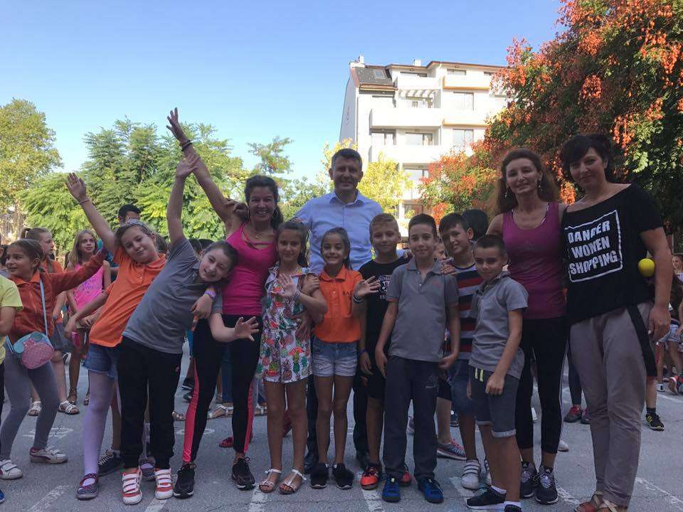 Директорът на ОУ „Екзарх Антим I“ и зам.-кметът Георги Титюков тренираха ЗАЕДНО с децата в първото „Спортно междучасие“